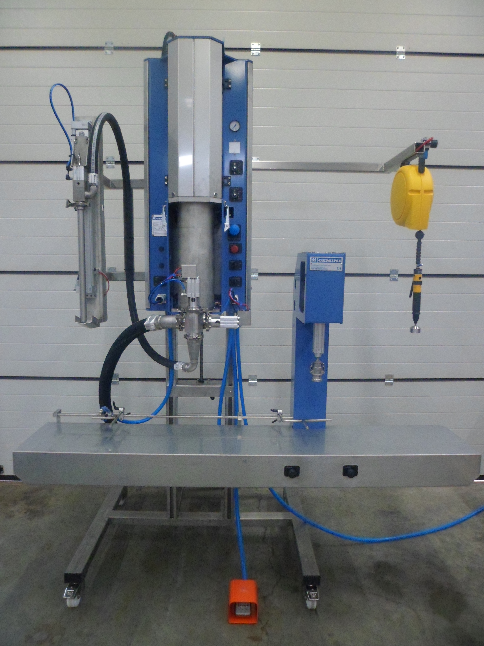 GemiFill S - Semi-automatic volumetric filling machine - Gemini Techniek 7.JPG
